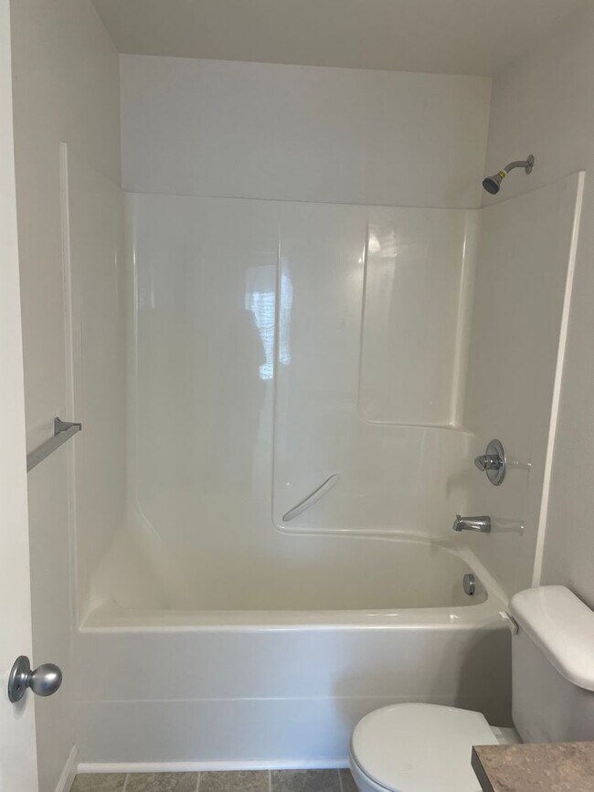 Building Photo - 2 bed 2 bath + Bonus Room Duplex in Northeast Salem!