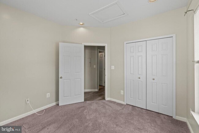 Building Photo - 5000 Willow Branch Way