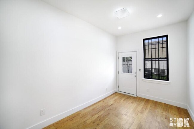 Building Photo - 4 bedroom in BROOKLYN NY 11238