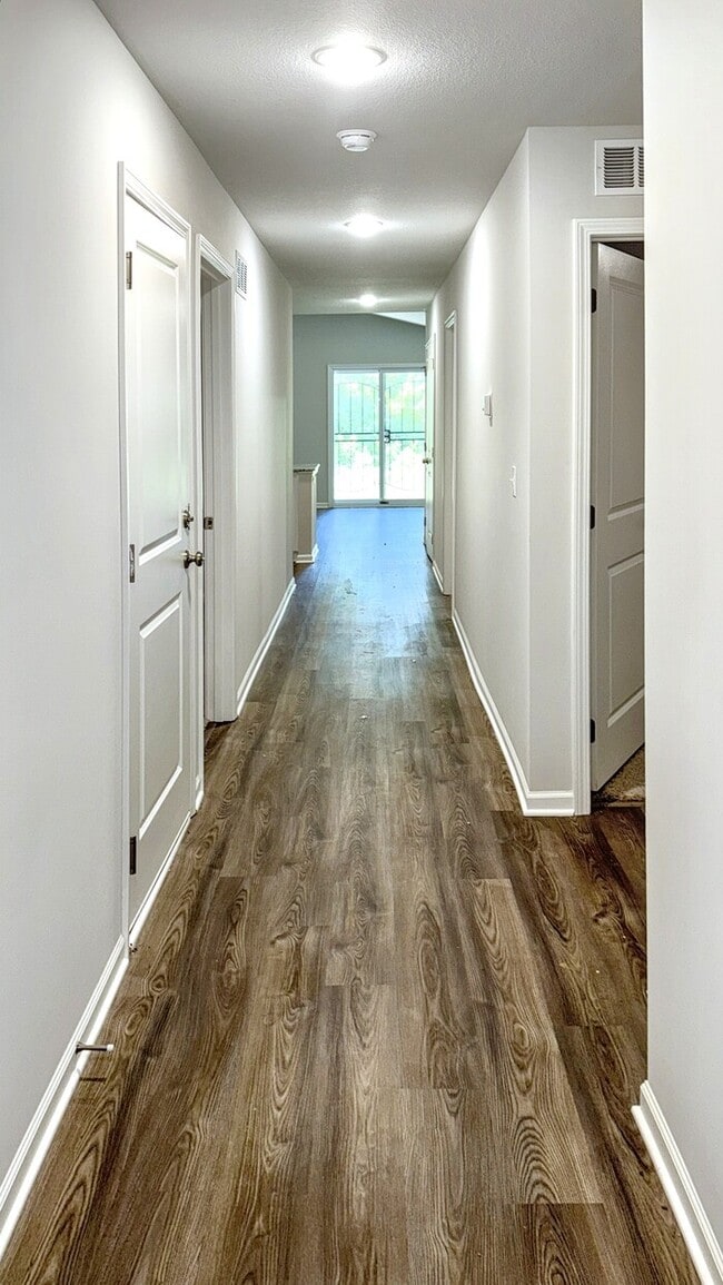 Building Photo - Lovely 4-Bedroom Home Near Ivanhoe Park / ...