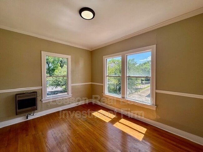 Building Photo - 320 College St