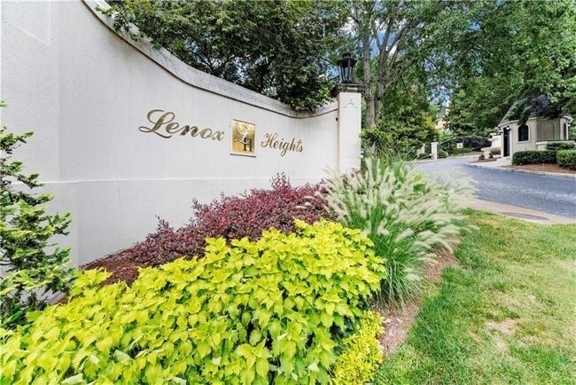 Building Photo - 4115 Pine Heights Dr NE