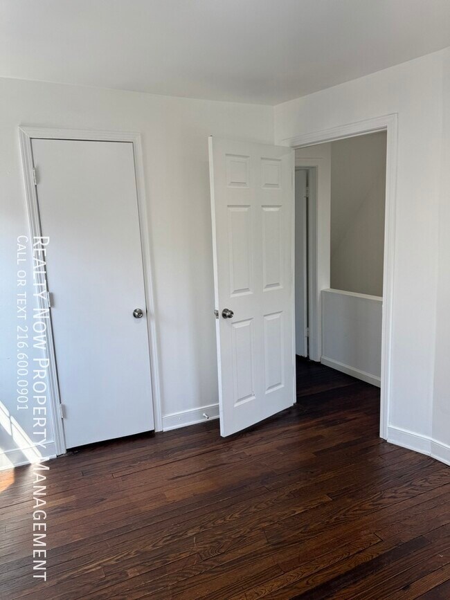 Building Photo - 3373 Colwyn Rd