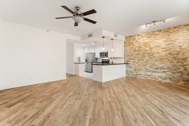 Building Photo - 180 Freeport Dr