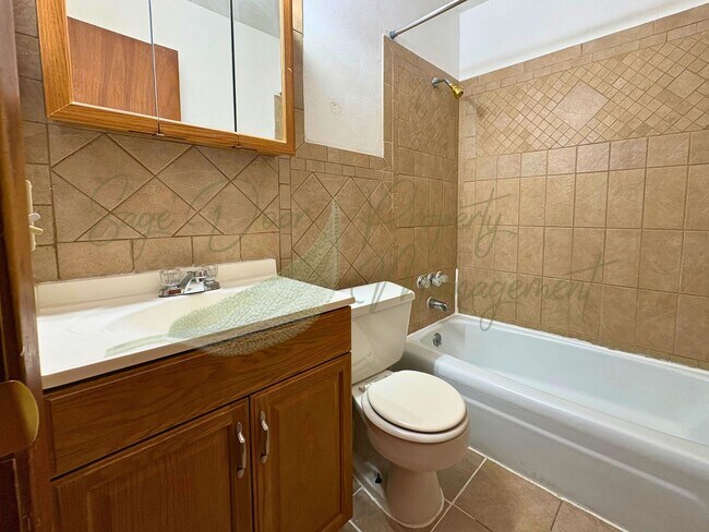 Building Photo - 522 E Short Ave