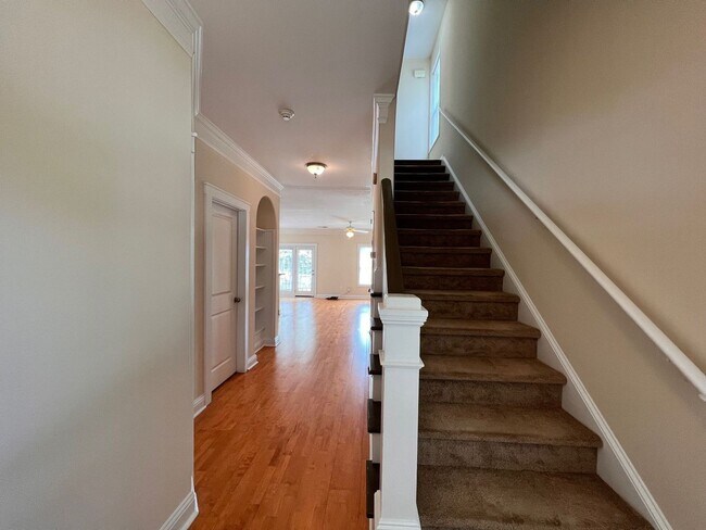 Building Photo - 4 Bedroom House in The Retreat  1/2 OFF SE...