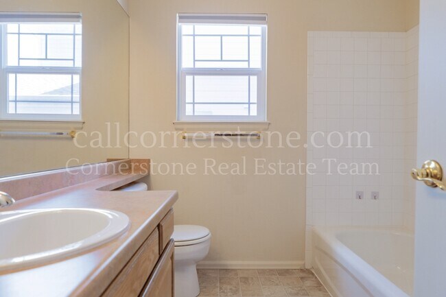 Building Photo - 3305 Hollycrest Dr