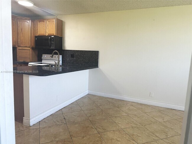 Building Photo - 2771 Riverside Dr