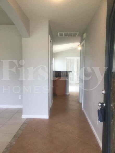 Building Photo - 662 SW Sandbar Terrace