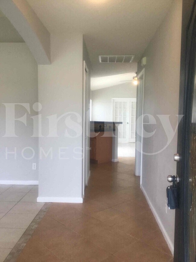 Building Photo - 662 SW Sandbar Terrace