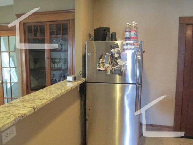 Building Photo - 9/1 Spacious 3BR with balcony, w/d in unit...