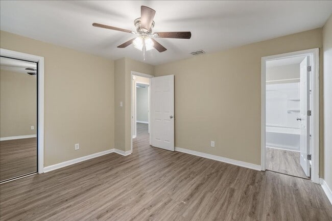 Building Photo - 207 Iris Cir