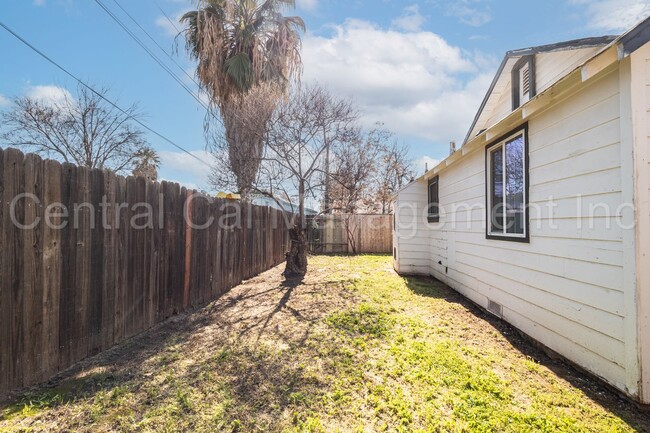 Building Photo - 2 Bedroom/1 Bath Home - $1395 per month!