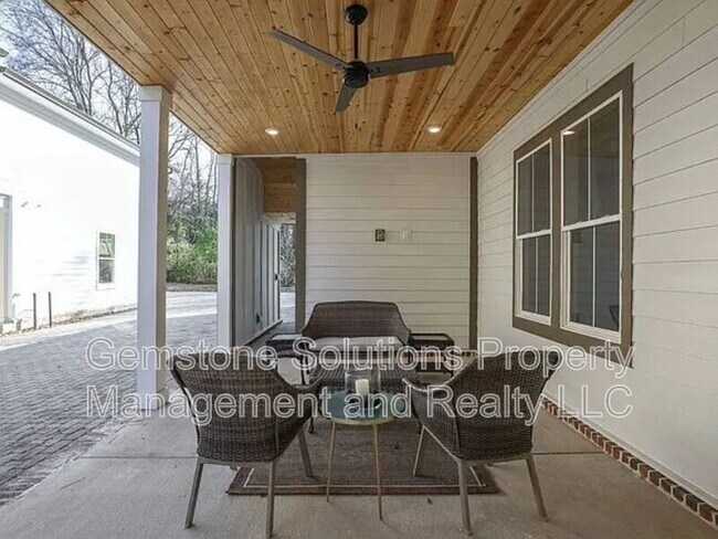 Building Photo - 207 Fairground St