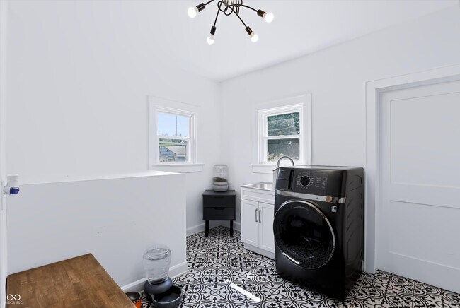 Building Photo - 3910 N Kenwood Ave
