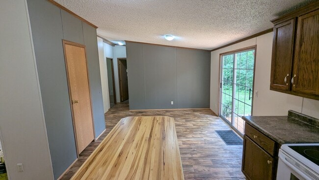 Building Photo - Newly renovated gem located at Earl Lake i...
