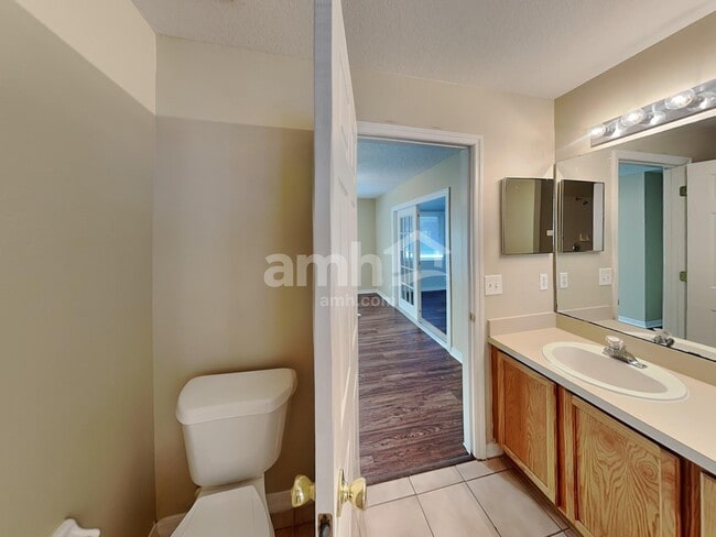 Building Photo - 333 Bay St