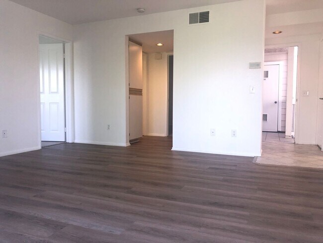 Building Photo - Bright 2 Bedroom Condo in Oceanside!