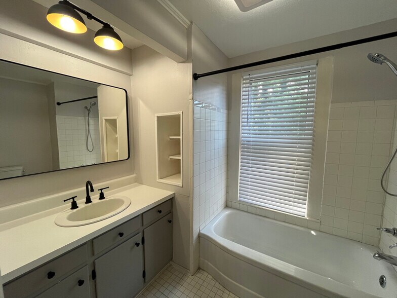 Building Photo - 628 Pisgah Dr