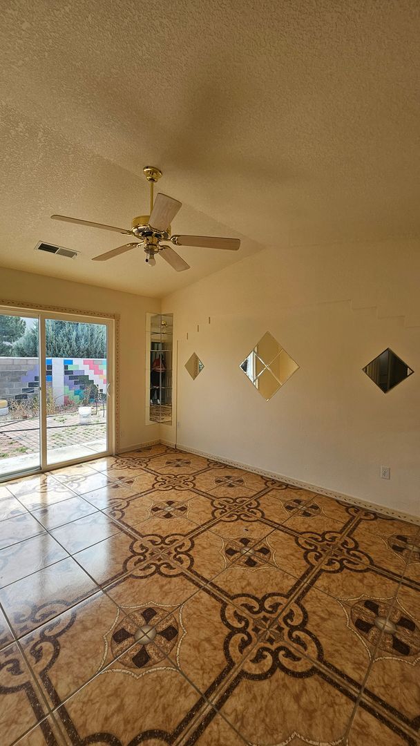 Building Photo - 3 bed 2 bath