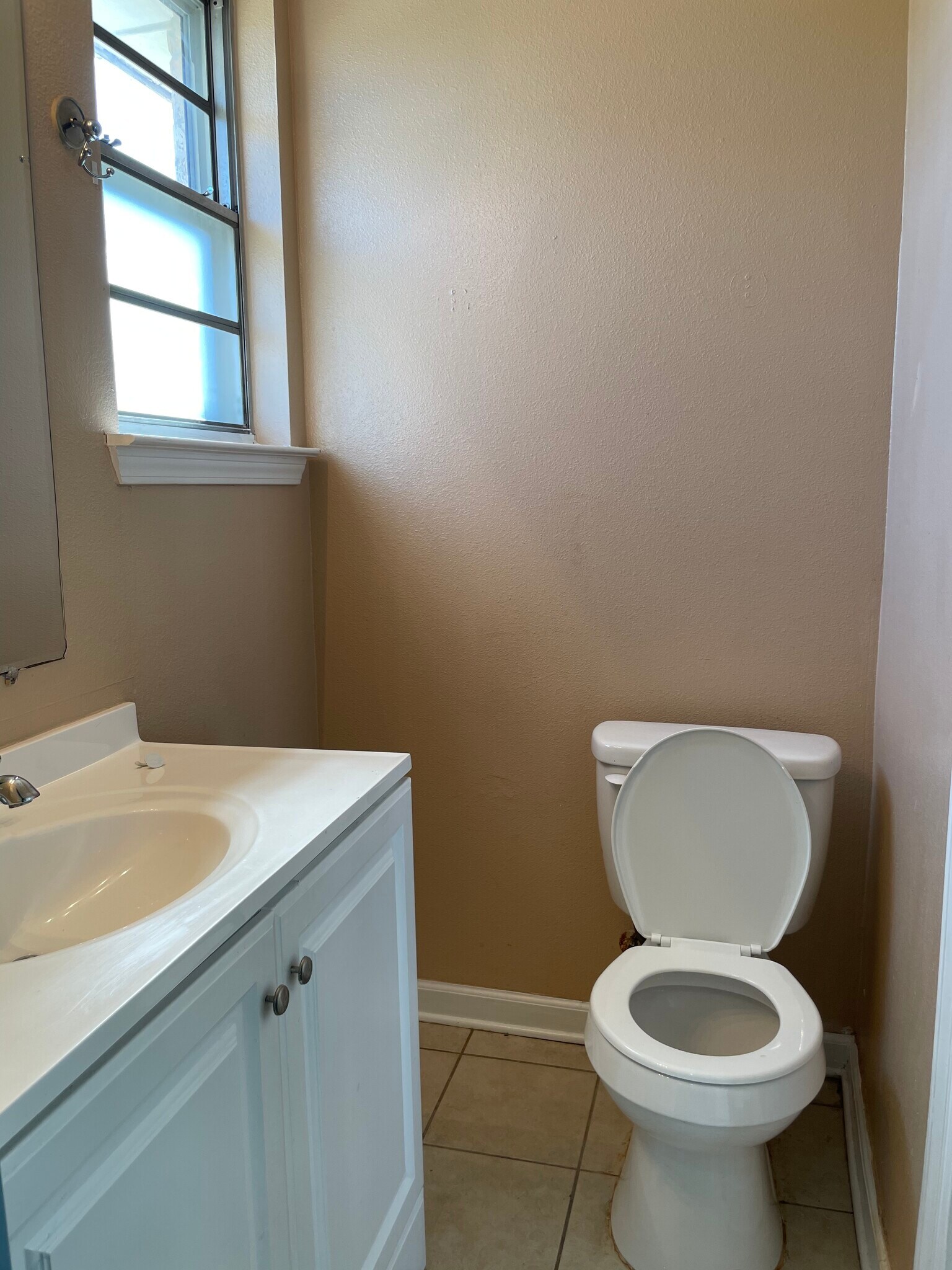 En suite bathroom_2 - 7925 Danube Rd