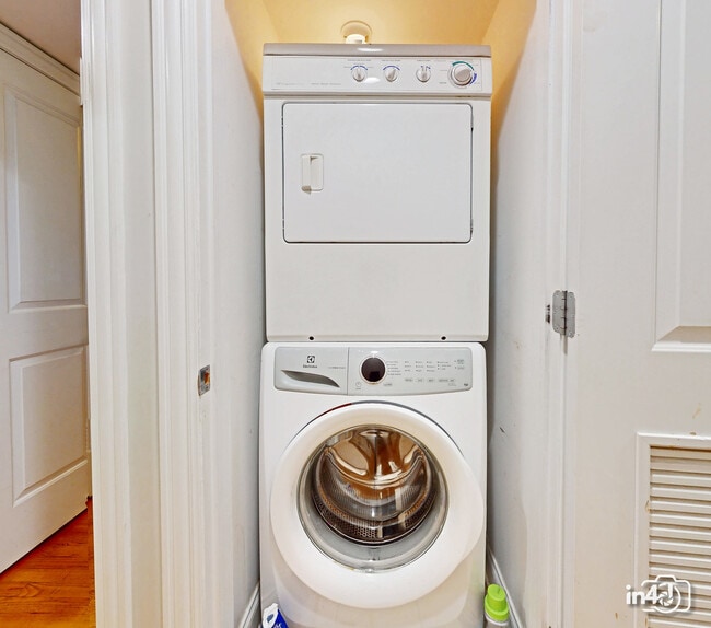 Building Photo - 1504 W Augusta Blvd