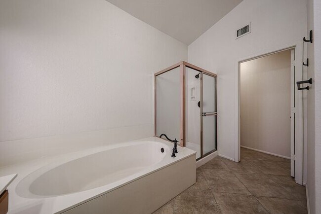 Building Photo - Welcome to this stunning 4-bedroom, 2-bath...