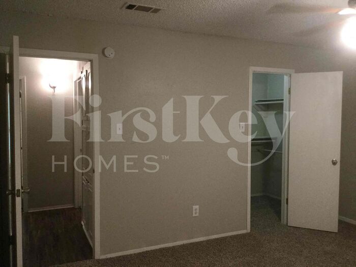 Building Photo - 604 Circleview Dr