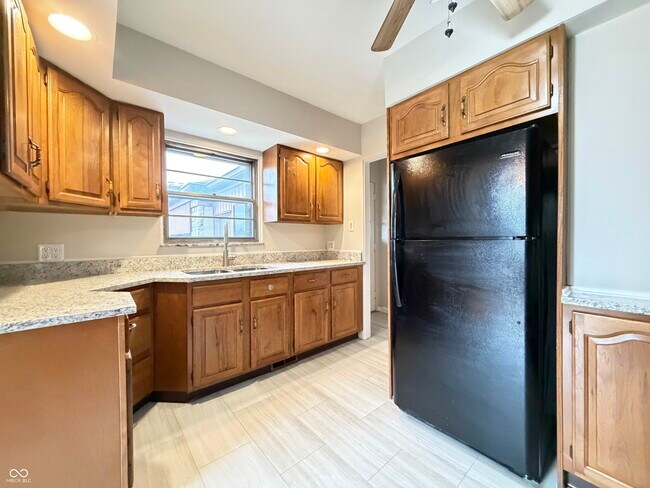 Building Photo - 5430 E 11th St