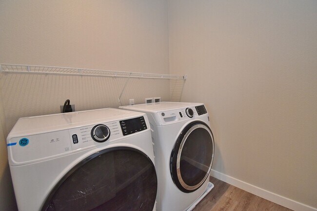 Building Photo - $3,390 / 2 BR - STUNNING MODEL TOWN HOME IN CENTRAL FREMONT