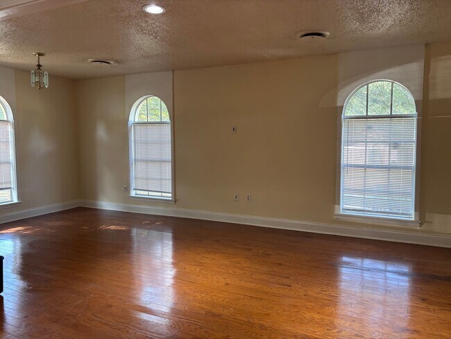 Building Photo - 1203 Greenbriar St