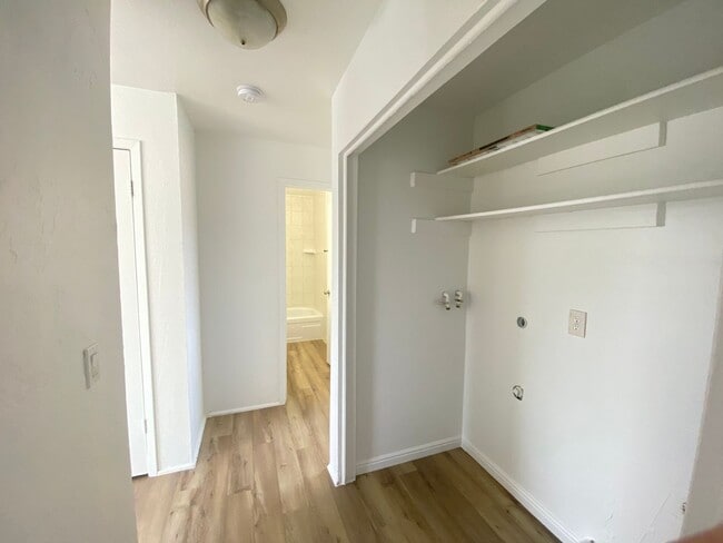 Building Photo - 2517 S Lakecrest Dr