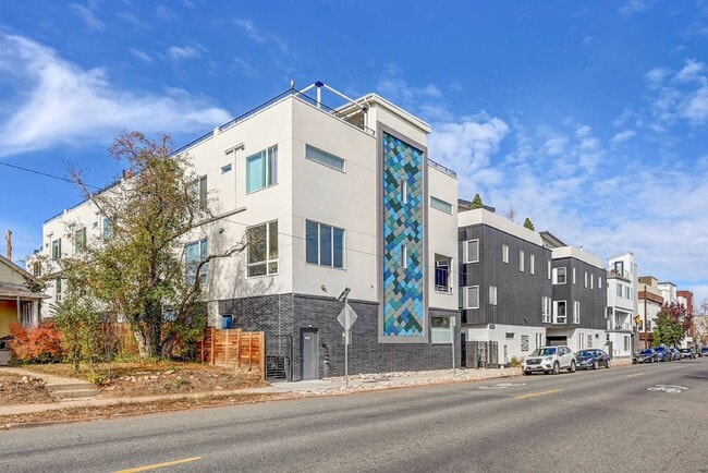 Building Photo - $3,495 = 2 Bed, 2 Bath Townhome in Denver ...