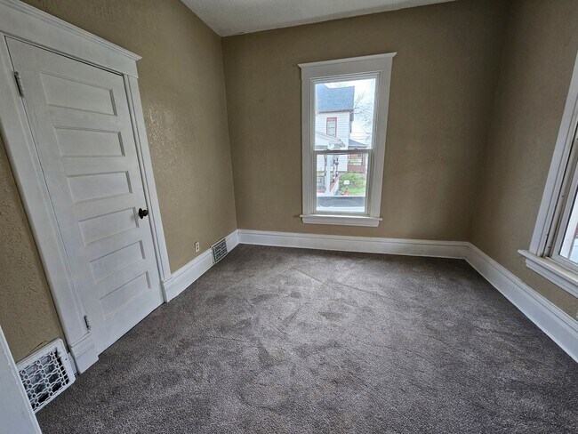 Building Photo - 1ST MONTH RENT FREE!!!