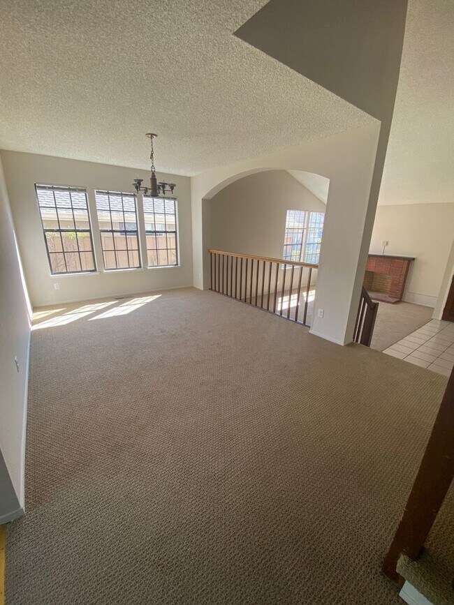 Building Photo - Large 4 Bedroom / 2.5 Bath House in Foster...