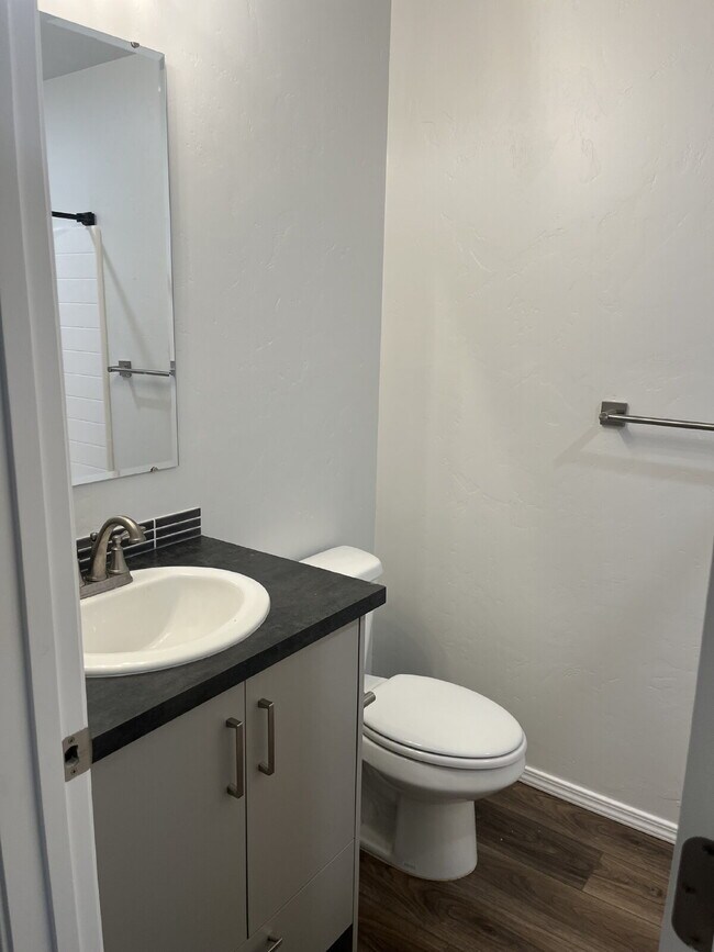 Building Photo - "Charming 3-Bed, 2-Bath Gem in Nampa