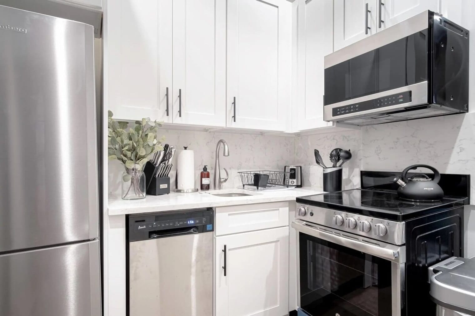 Building Photo - 215 W 104th St