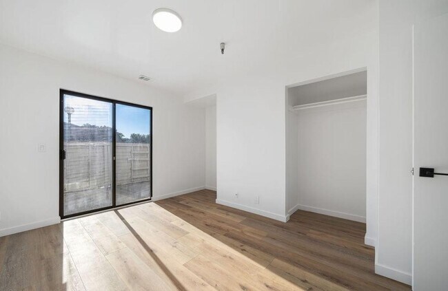 Building Photo - Exceptionally Upgraded First Floor Cedar C...