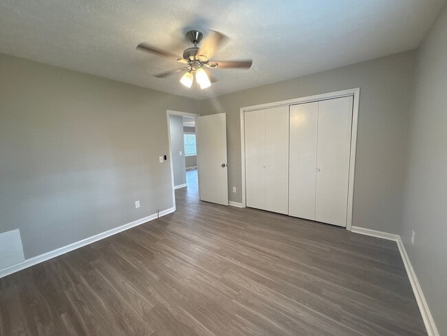 Building Photo - Freshly Renovated Duplex in Manchester!