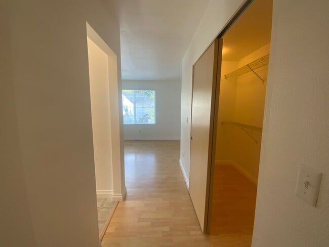 Building Photo - Newly Remodeled Puyallup Gem - Modern Comf...
