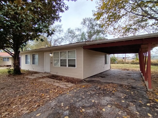 Primary Photo - Priced Below other rents!!! 3 Bedroom Home...