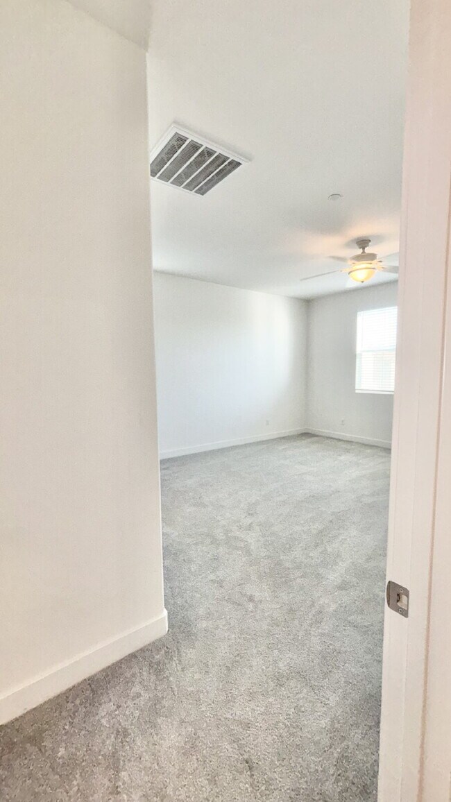 Building Photo - 4 Bedrooms Available University Park