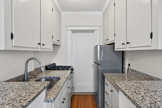 Building Photo - 118 Riverway St