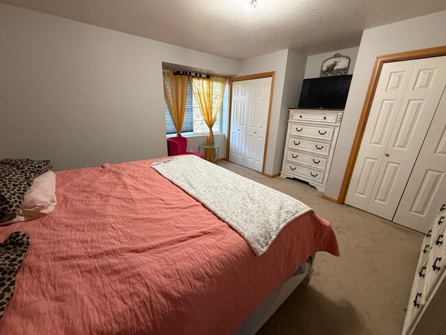 Building Photo - Fully Furnished West end townhome