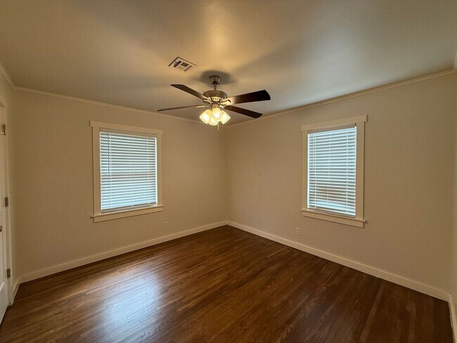 Building Photo - Welcome to your new charming 3-bedroom, 1.5-bath home in Broken Arrow close to Main Street!