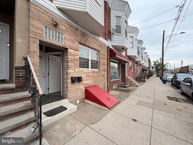 Building Photo - 2049 Snyder Ave