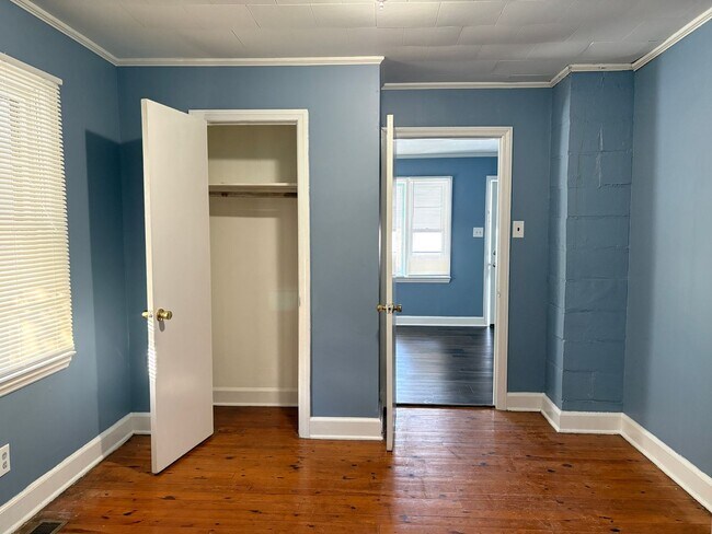 Building Photo - 3 Bedroom, 1 Bathroom House in Winston-Salem!