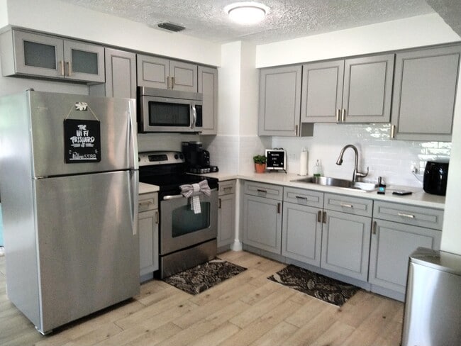 Building Photo - 1150 NE County Line Rd