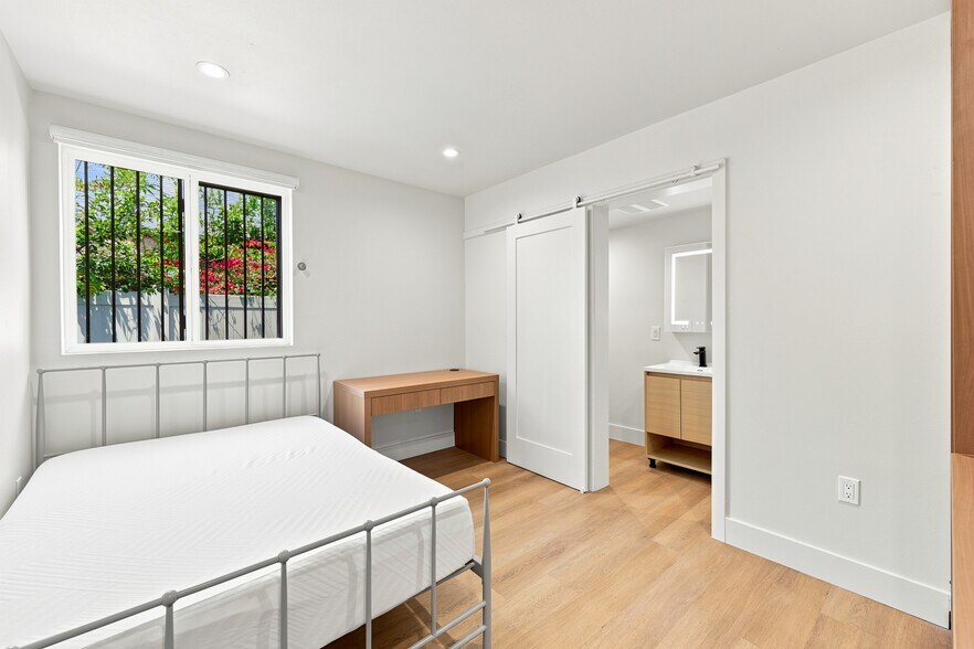 Building Photo - 1575 W 35th Pl