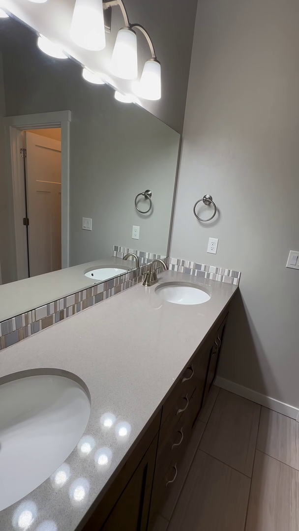 Building Photo - Modern Townhome Near Eagle Greenbelt..3-be...